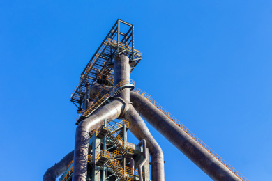 蓝天下的中国北京首钢遗址工业公园中废弃的工业设备