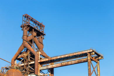 蓝天下的中国北京首钢遗址工业公园中废弃的工业设备