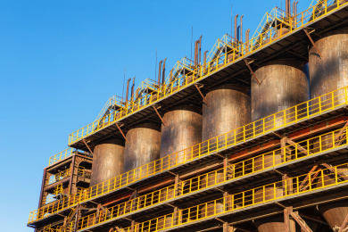 蓝天下的中国北京首钢遗址工业公园中废弃的工业设备