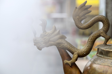 制作传统小吃茶汤的龙嘴大铜壶冒着水蒸气