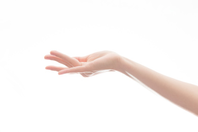 一只美丽的女性的手自然托起色背景前