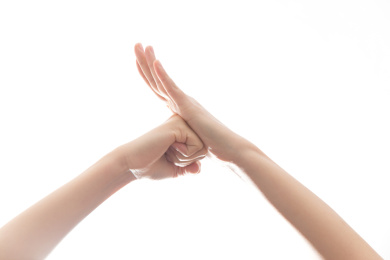 一双年轻的双手抱拳在白色背景前