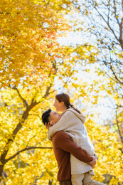 秋季在户外出游的中国家庭人像