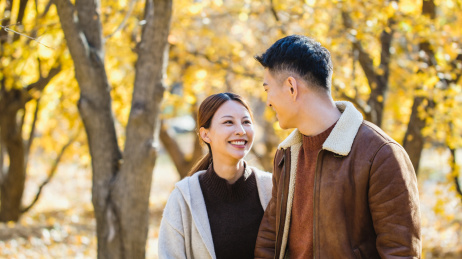 秋季在户外出游的中国家庭人像