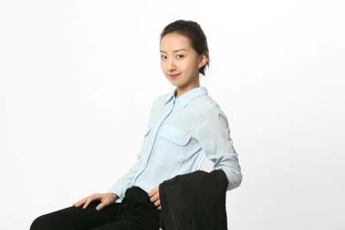 拿着西装坐在椅子上的商务女士面带微笑