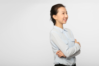 站在白色背景前手臂环抱的女商人