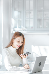 年轻东方女性居家生活人像