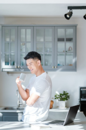 穿着白色半袖的年轻东方男性生活人像