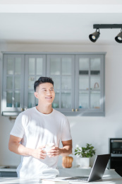 穿着白色半袖的年轻东方男性生活人像