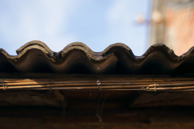 屋檐上的水滴特写 老