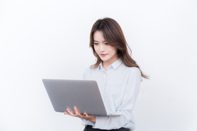 正在使用电脑的年轻白领