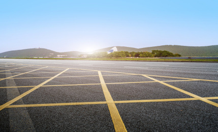 柏油路面和远山背景