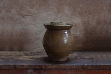 特写陶土酱菜罐子在桌子上