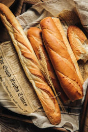 面包纸里包着的多只法棍面包