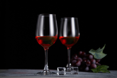 桌子上的玻璃红酒杯