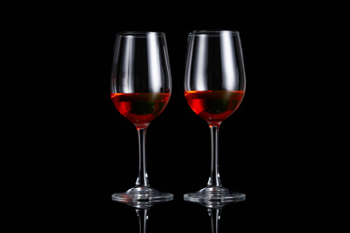 桌子上的玻璃红酒杯