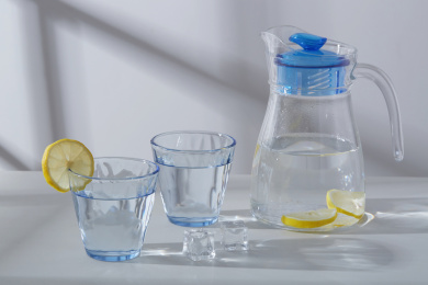 桌子上的玻璃水杯水壶