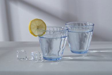 桌子上的玻璃水杯水壶