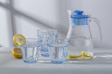 桌子上的玻璃水杯水壶