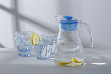 桌子上的玻璃水杯水壶