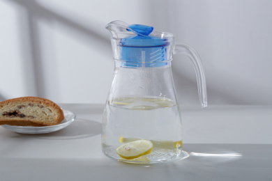 桌子上的玻璃水杯水壶