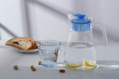 桌子上的玻璃水杯水壶