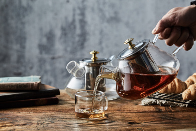 桌子上的玻璃水壶水杯