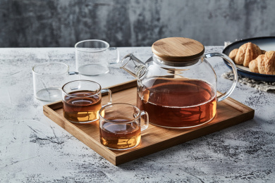 桌子上的玻璃水壶水杯