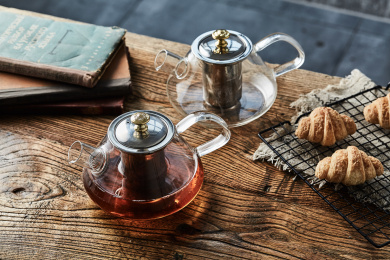 桌子上的玻璃水壶水杯