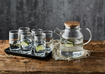 桌子上的玻璃水壶水杯