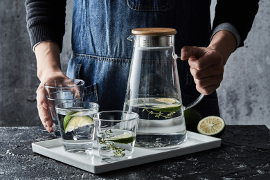 桌子上的玻璃水壶水杯