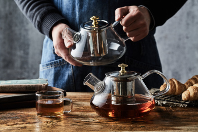 桌子上的玻璃水壶水杯