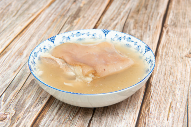 放在木纹背景上的一碗蹄髈汤