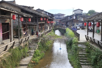 中国福建省武夷山市下梅村中当溪两岸的古民居
