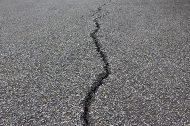 老旧的沥青路面裂痕特写