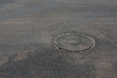 沥青路面排水圆形井盖特写