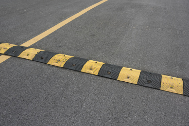 沥青道路上的减速带特写