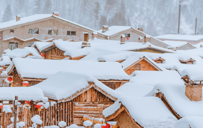 中国东北雪乡冬季积雪的小木屋