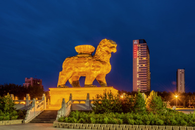 中国河北省沧州市狮城公园铁狮子雕塑夜景