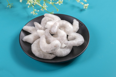 一盘冰冻虾仁摆放在桌面上