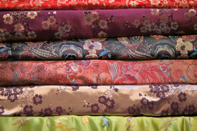 层叠堆放的中国传统丝绸布匹特写