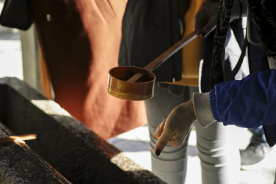 用木桶打捞起清泉水