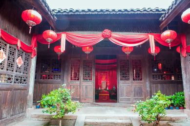 阴雨天气下的中国重庆丰都传统中式建筑