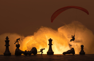 军事概念在硝烟中的跳伞士兵与国际象棋
