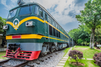 老式绿皮内燃机火车头交通工具