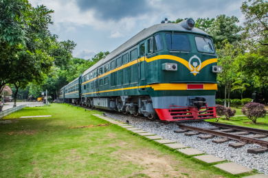 老式绿皮内燃机火车头交通工具