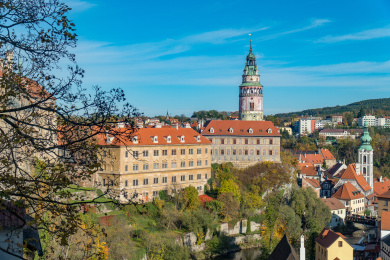 欧洲捷克克鲁姆洛夫城堡近景带前景树枝画面