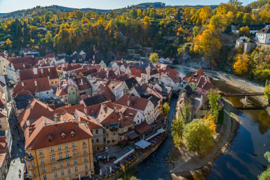 欧洲捷克克鲁姆洛夫小镇俯拍中午全景画面