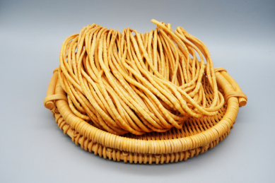 装在蓝子里的又油炸馓子