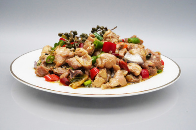 装在白色盘子里的藤椒鸡块